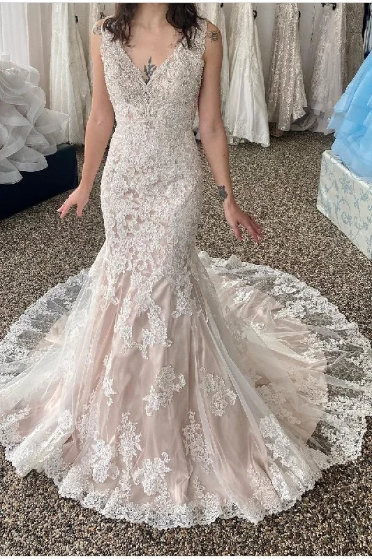 Classic Appliques Lace Bridal Dress with Beaded V-neckline